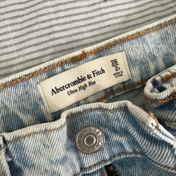 Abercrombie Ultra High Rise 90s Jeans - Picture 6 of 7